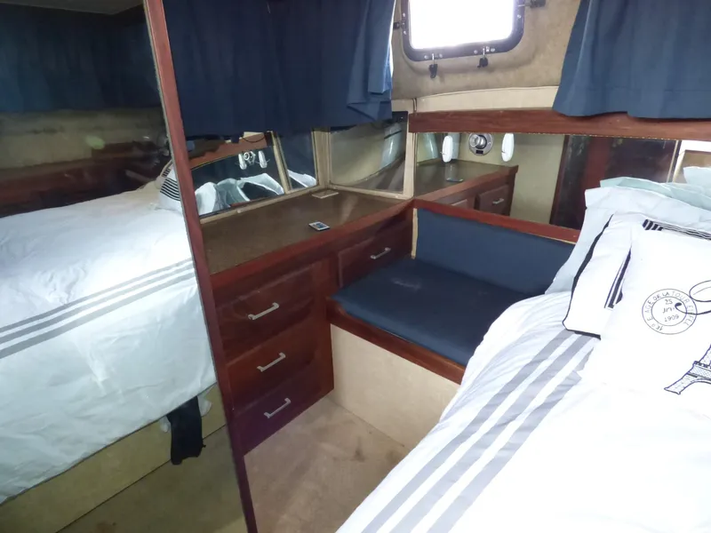 1982 Silverton Aft Cabin Motor Yacht