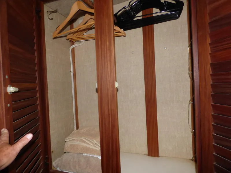 1982 Silverton Aft Cabin Motor Yacht