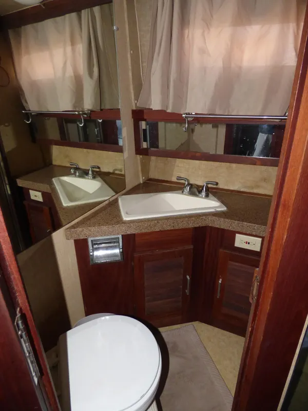 1982 Silverton Aft Cabin Motor Yacht