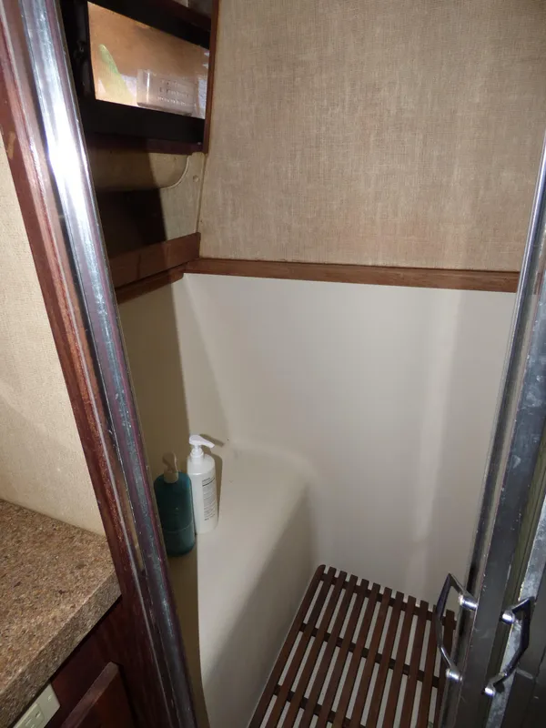 1982 Silverton Aft Cabin Motor Yacht