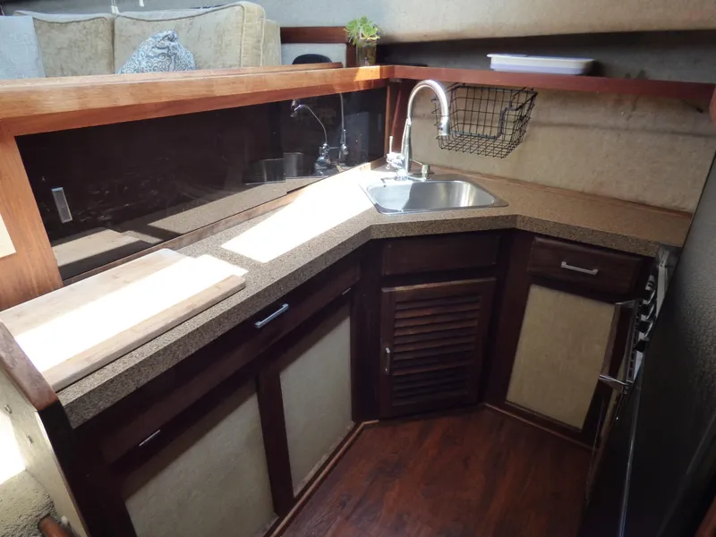 1982 Silverton Aft Cabin Motor Yacht