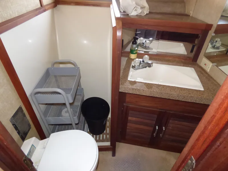 1982 Silverton Aft Cabin Motor Yacht