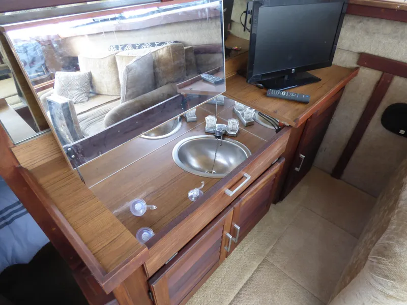 1982 Silverton Aft Cabin Motor Yacht