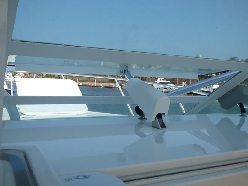 Power windshield vent