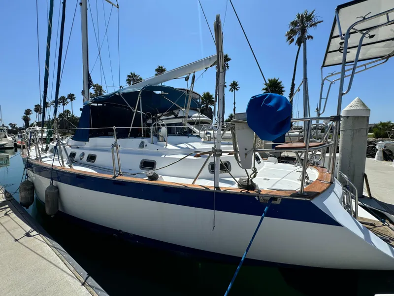 1995 Tayana 48 CENTER COCKPIT