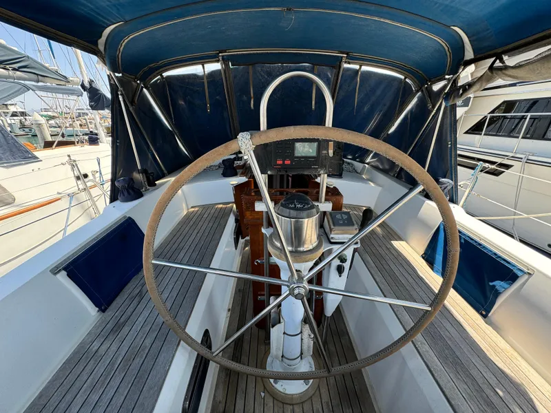 1995 Tayana 48 CENTER COCKPIT