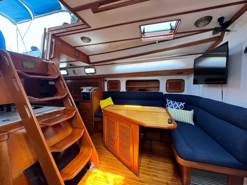 1995 Tayana 48 CENTER COCKPIT