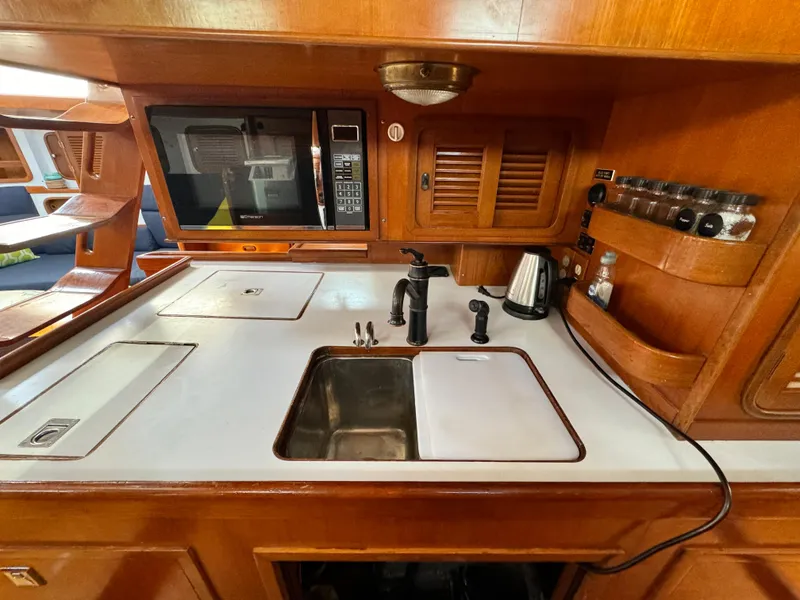 1995 Tayana 48 CENTER COCKPIT