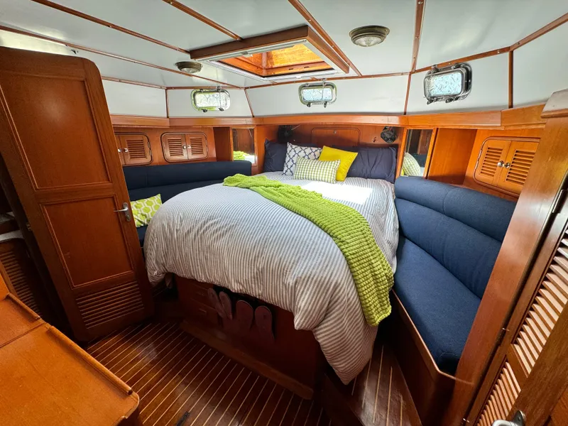 1995 Tayana 48 CENTER COCKPIT
