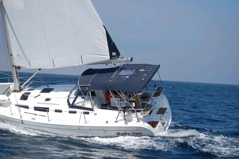 2006 Hunter 38