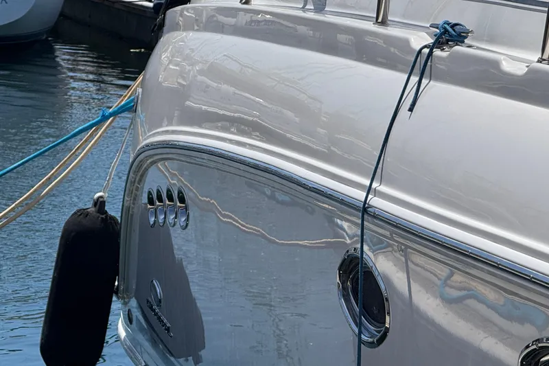 2006 Chaparral Signature 350 yacht docked with ropes and fender.