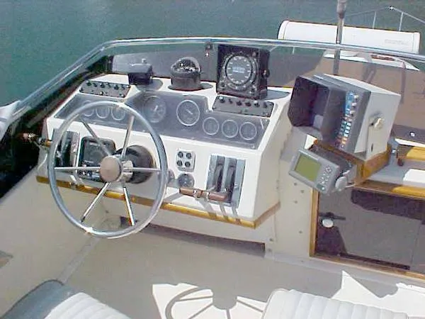 1978 Sea Ray SRV300 Sedan Bridge