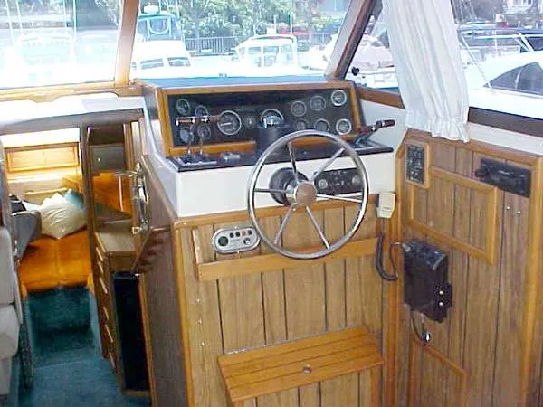 1978 Sea Ray SRV300 Sedan Bridge