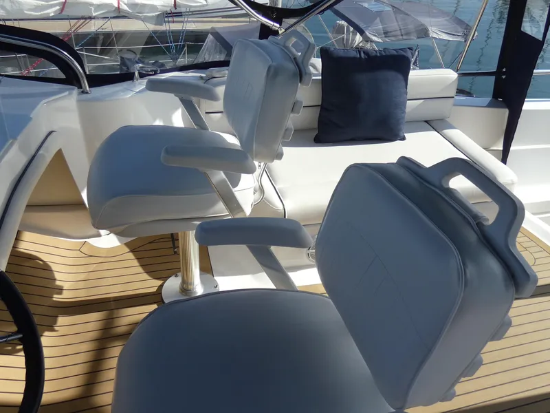 2011 Mainship 395 Trawler