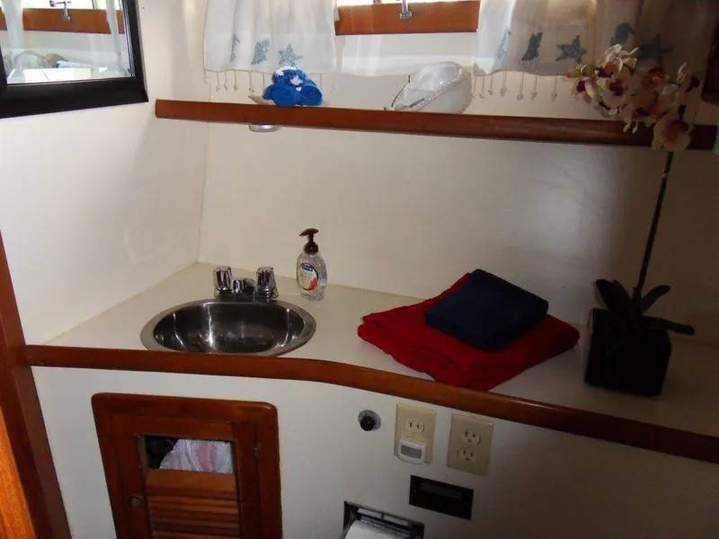 1986 Young Sun Aft Cabin