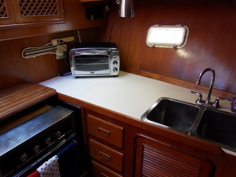 1986 Young Sun Aft Cabin