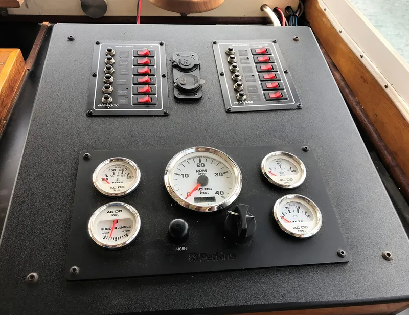 1971 Roughwater 35 Pilot House
