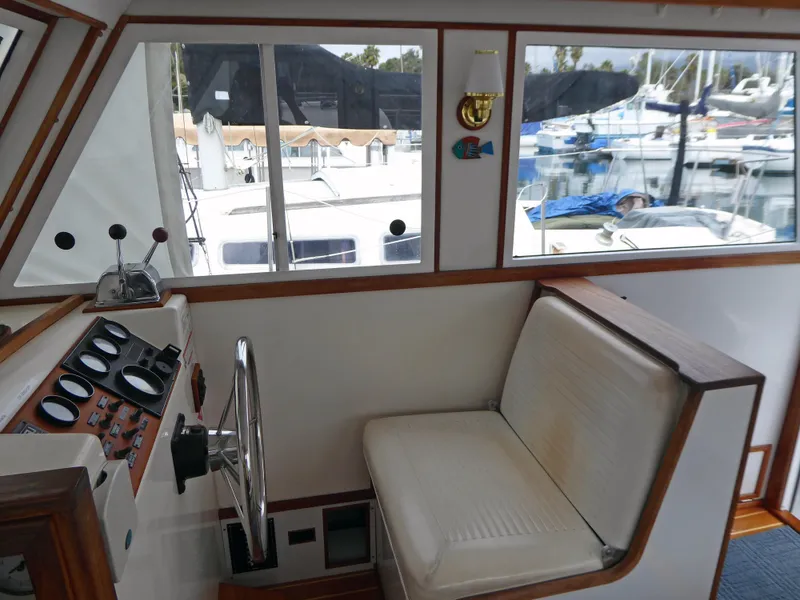 Lower helm seat