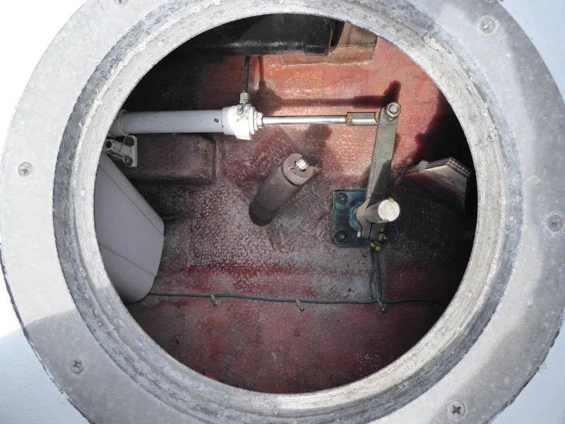 Hydraulic ram steering