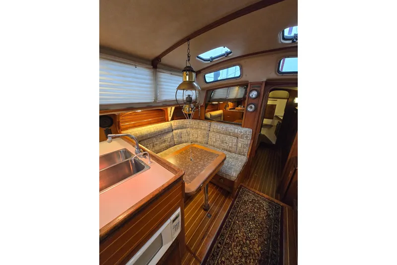 Dinette to Port
