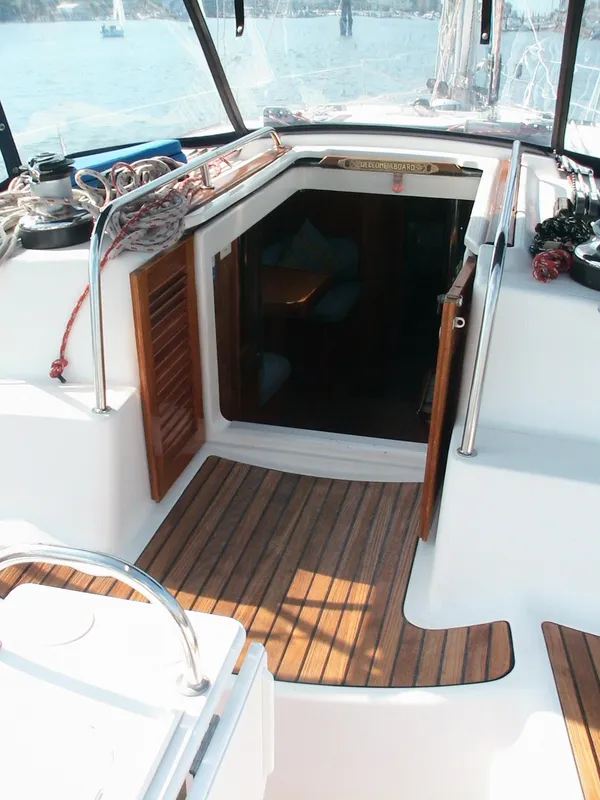 2002 Jeanneau Deck Salon