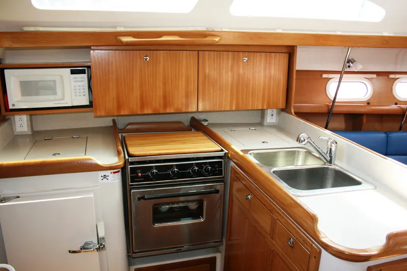 2005 Catalina 387