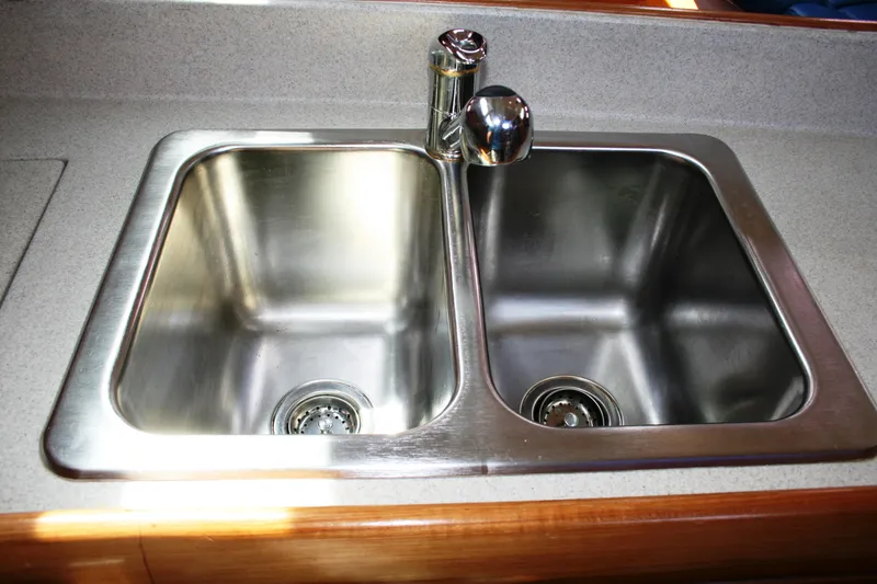 2005 Catalina 387
