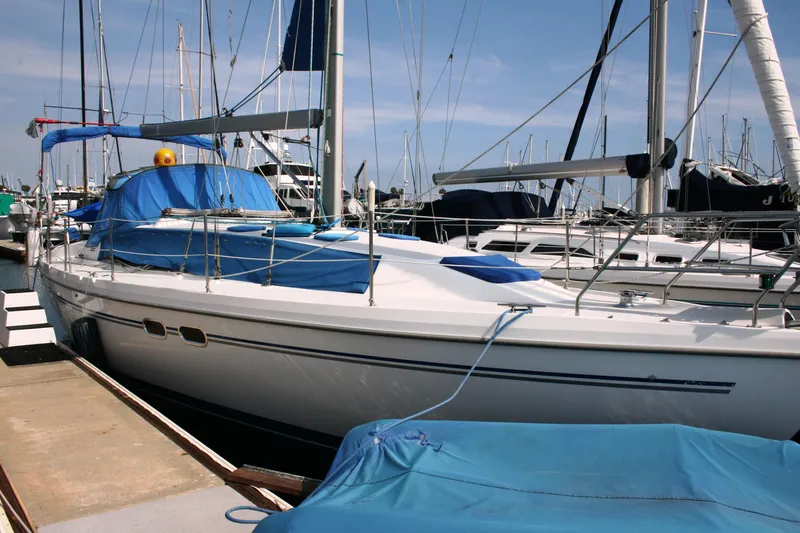 2005 Catalina 387