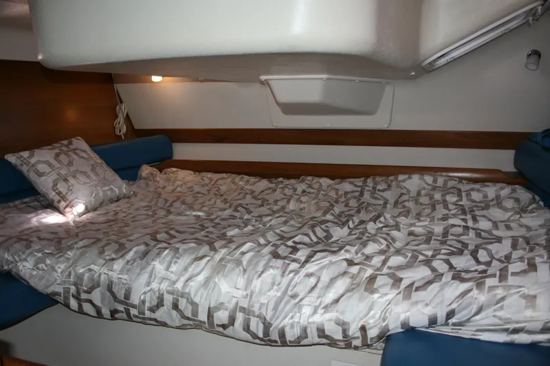 2005 Catalina 387