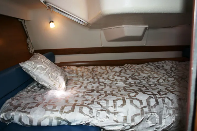 2005 Catalina 387