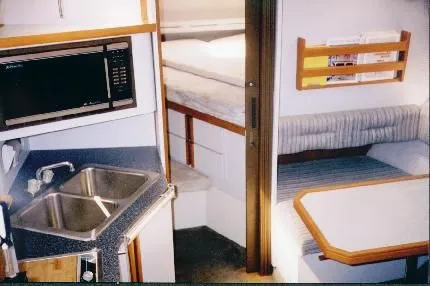 1989 Cruisers Yachts 3270 Esprit