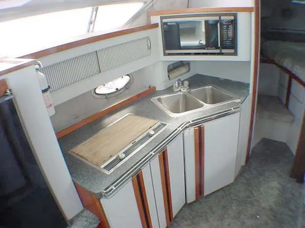 1989 Cruisers Yachts 3270 Esprit