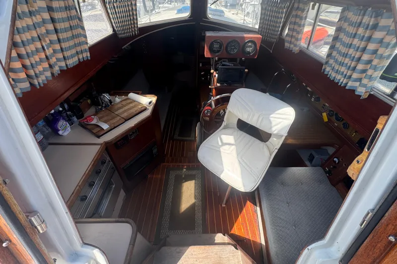 1988 Gulf Pilot House interior with nautical decor and steering controls.