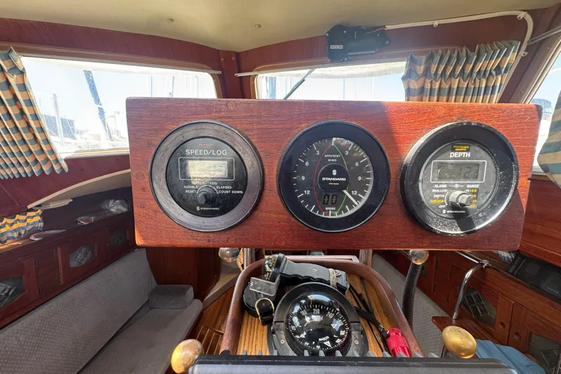 1988 Gulf Pilot House dashboard with speed, depth, and navigation instruments.