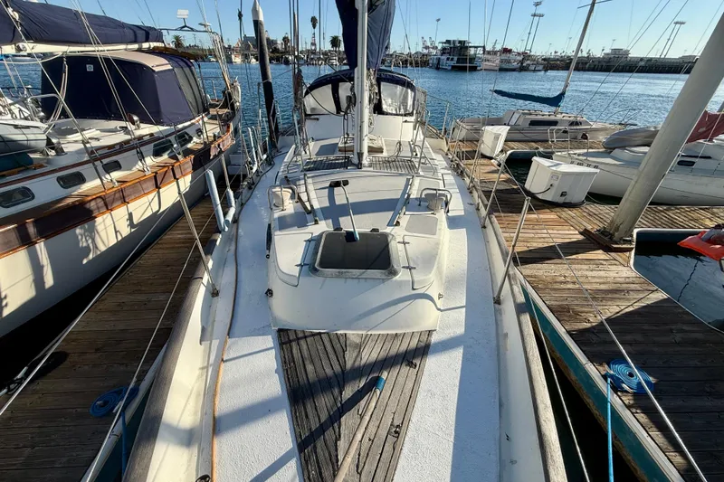 1981 Mariner Mayflower sailboat docked at marina, surrounded by other boats.