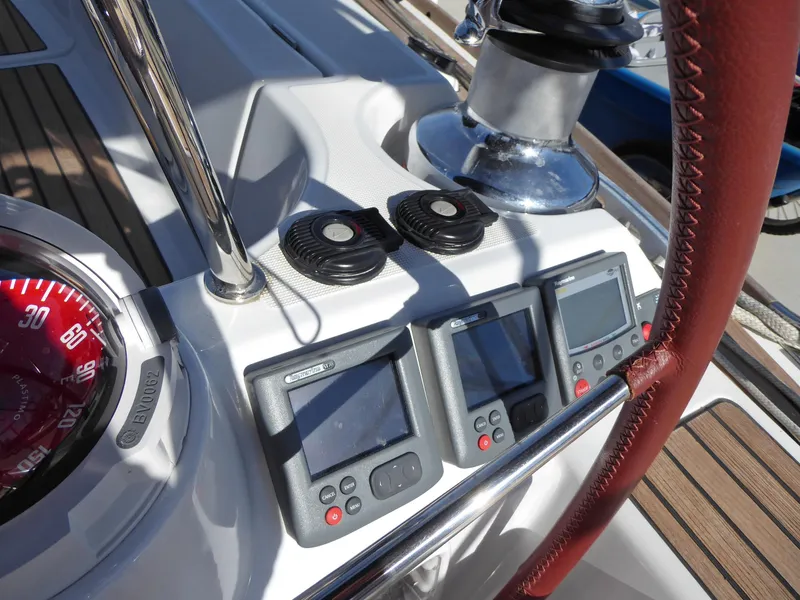 Helm power winches & electronics