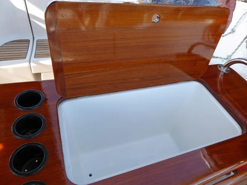 Cockpit table storage