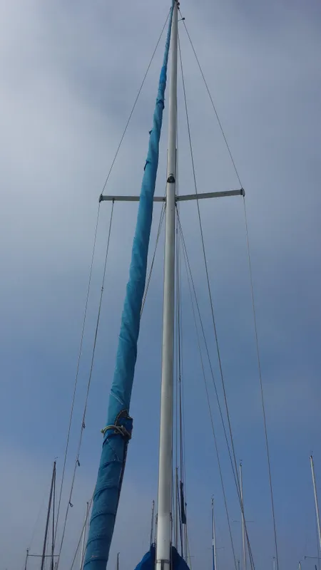 Mast w/ Roller Furling Head Sail
