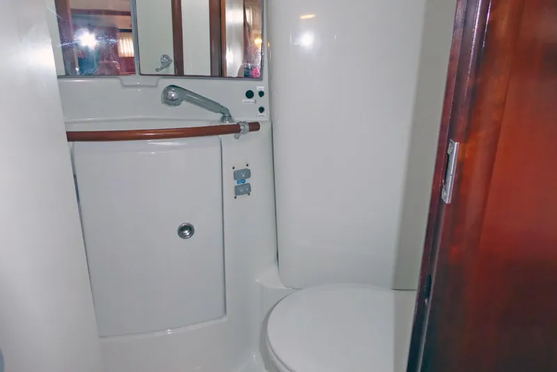 2nd Head w/doors to guest & main cabin