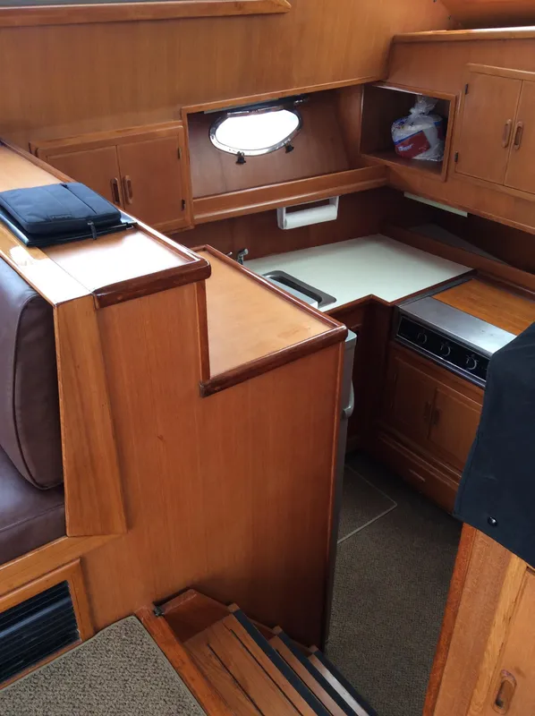 1998 Bluewater Yachts Sportfisher