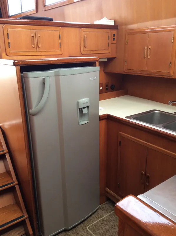 1998 Bluewater Yachts Sportfisher
