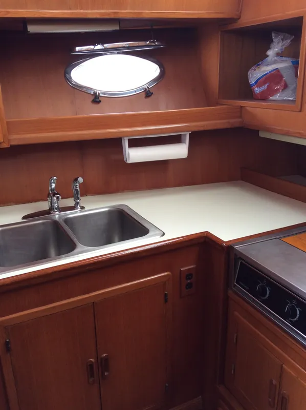 1998 Bluewater Yachts Sportfisher