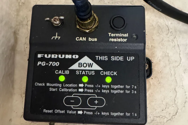 Furuno PG-700 compass on 1984 Blackfin 32 Flybridge, showing calibration and status indicators.