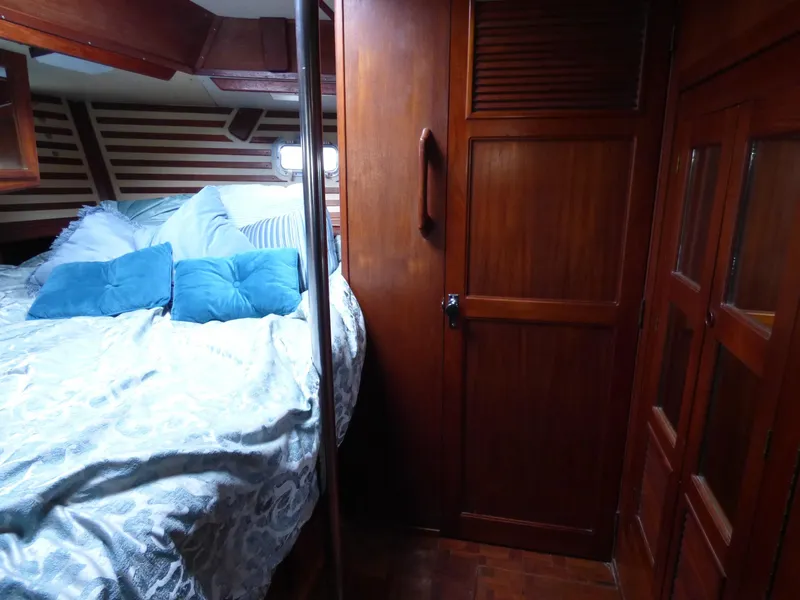 1981 Endeavour 43 Center Cockpit