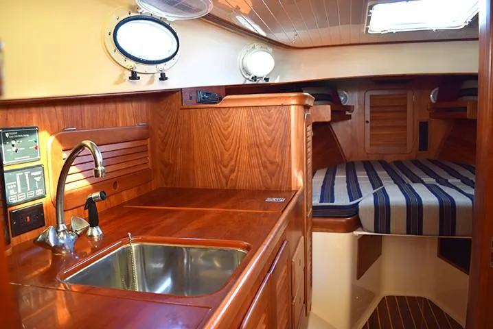 2003 Hinckley Picnic Boat 36 EP