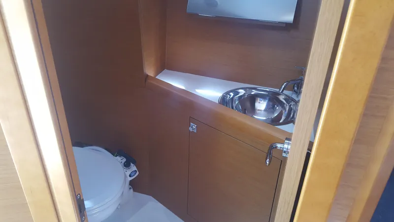 Head, with large seperate shower