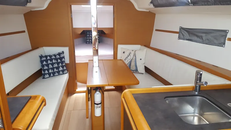 Main cabin pano