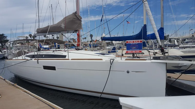 Jeanneau 349 in slip