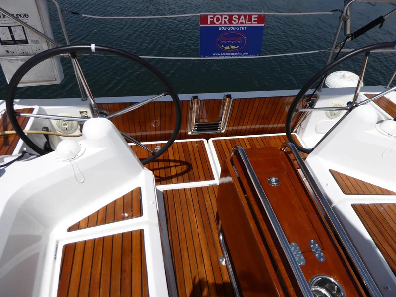 Drop-down transom