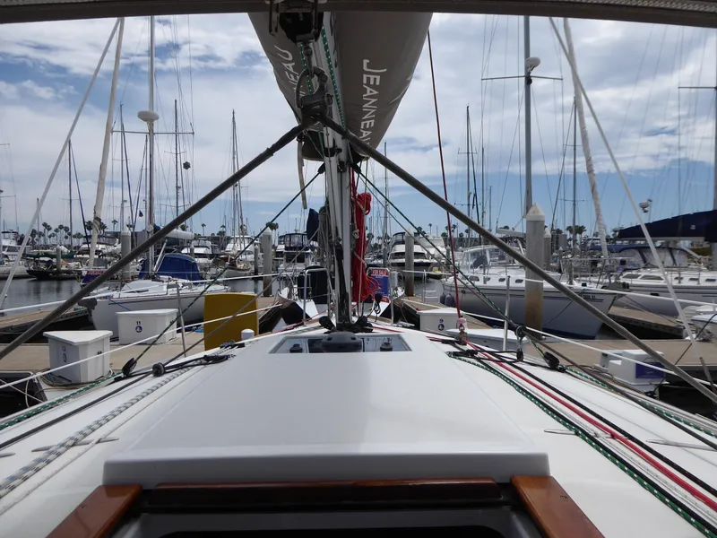 Dyneema strops hold the sheet block amidships